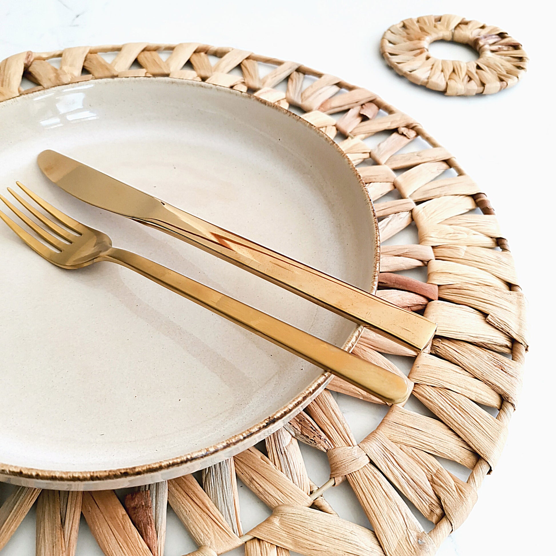 Round handwoven seagrass coaster  and placemat for your dining table.