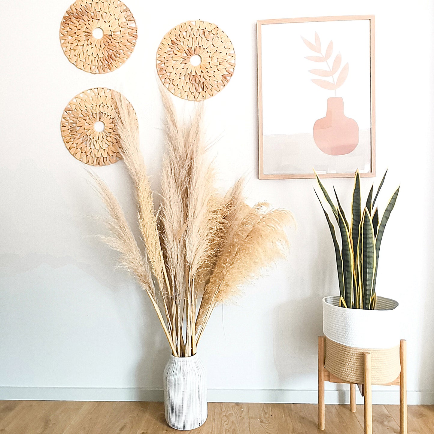 Rounded natural seagrass perfect as an eco-chic and boho wall decor.